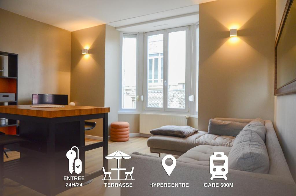 una sala de estar con un sofá y una mesa en T2, Centre ville, Gare 600m, Prox Lille, Terrasse, en Tourcoing