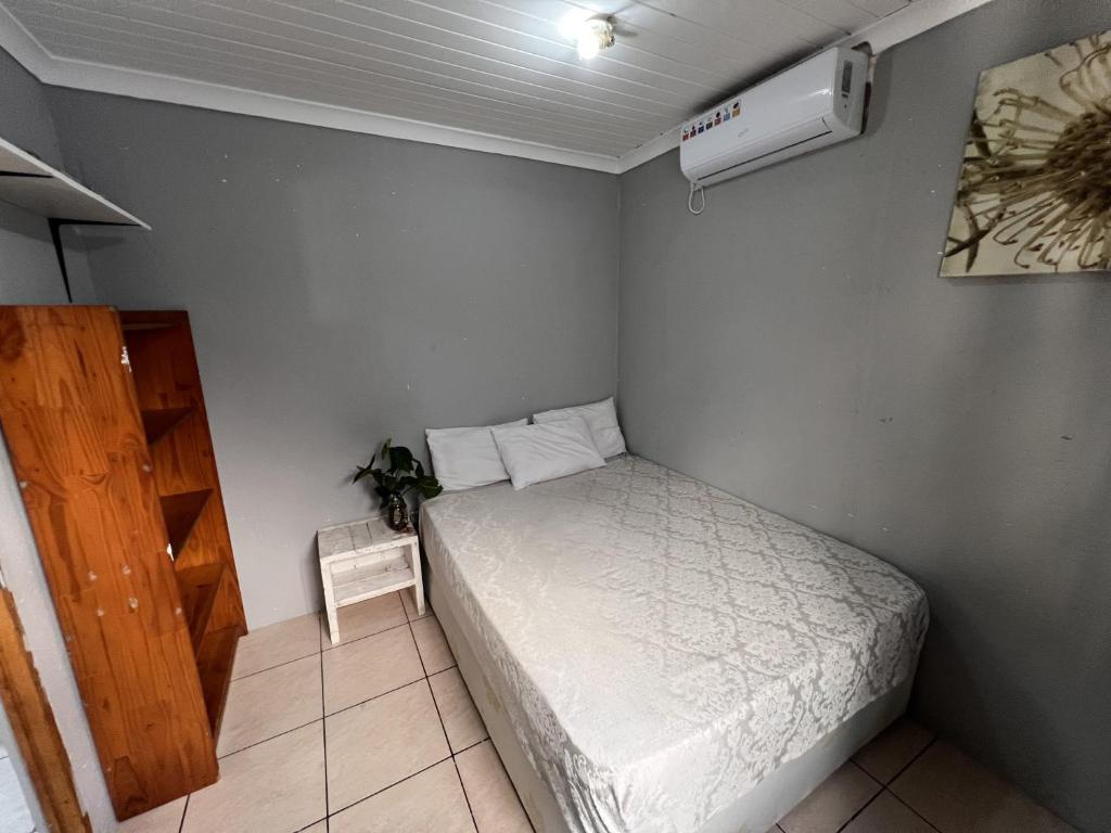 Postel nebo postele na pokoji v ubytování Moz-Tree Inn