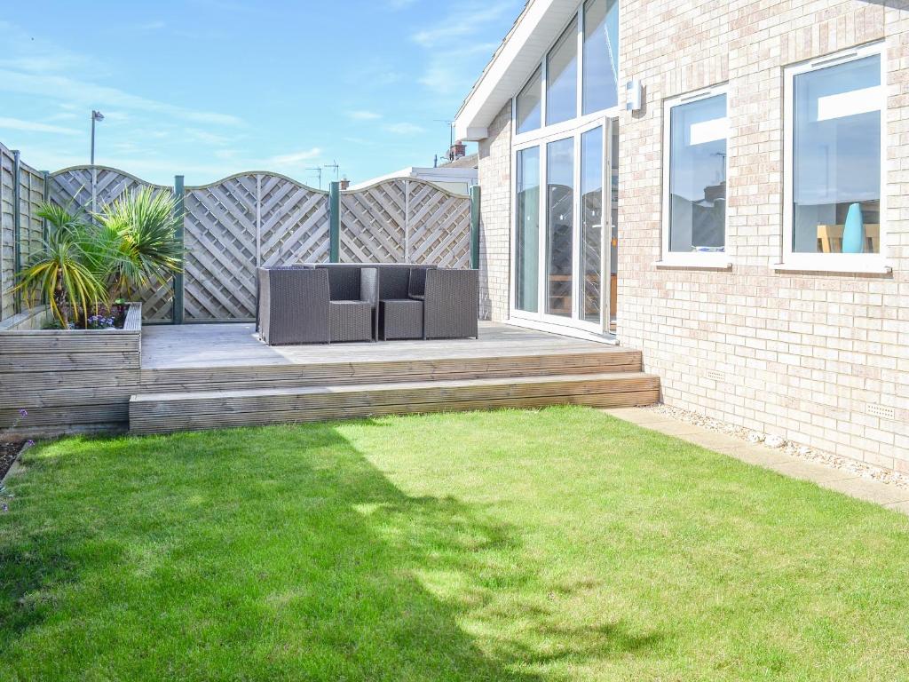 a house with a lawn in front of a house at Grays Cottage in Sewerby