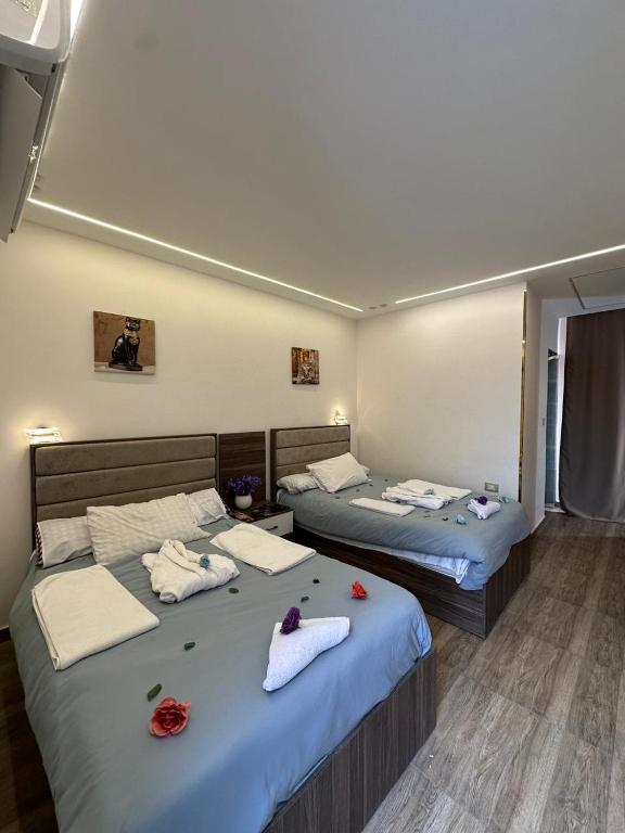 Una cama o camas en una habitación de go vibes pyramids