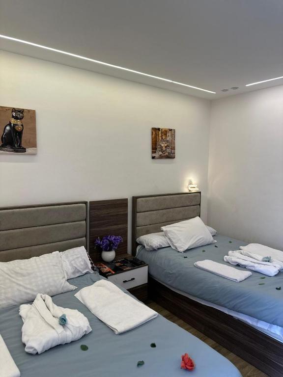 Una cama o camas en una habitación de go vibes pyramids