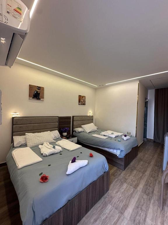 Una cama o camas en una habitación de go vibes pyramids