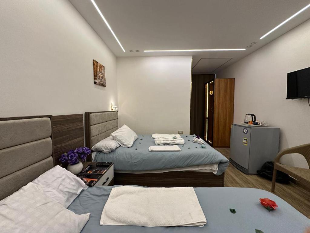 Una cama o camas en una habitación de go vibes pyramids