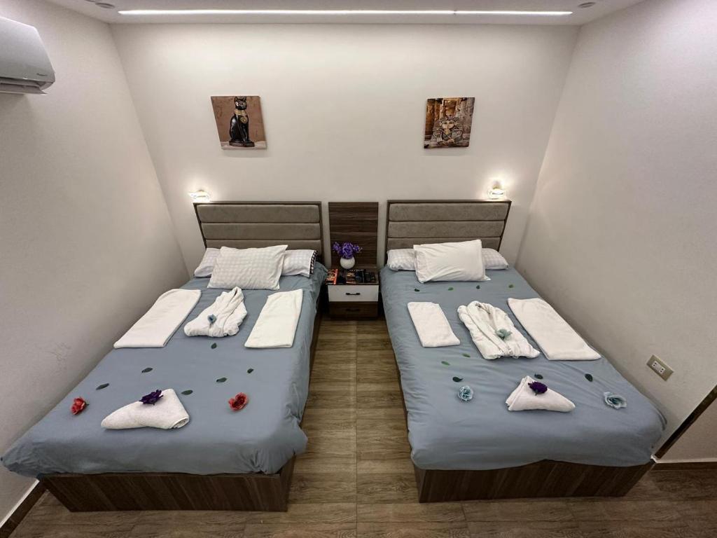 Una cama o camas en una habitación de go vibes pyramids