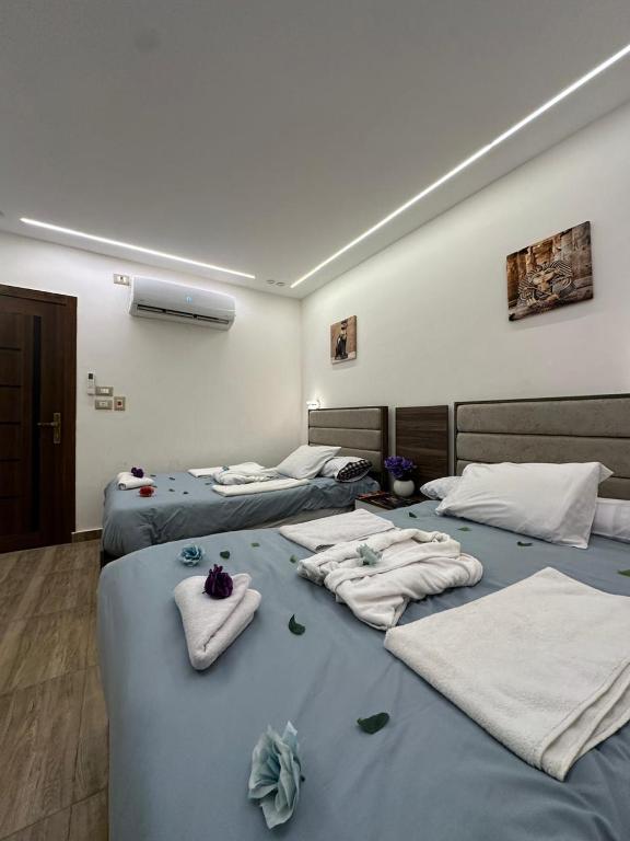 Una cama o camas en una habitación de go vibes pyramids