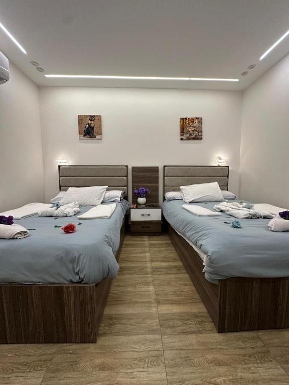Una cama o camas en una habitación de go vibes pyramids