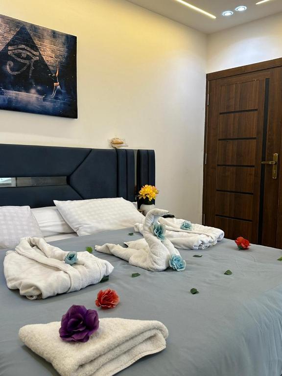 Una cama o camas en una habitación de go vibes pyramids