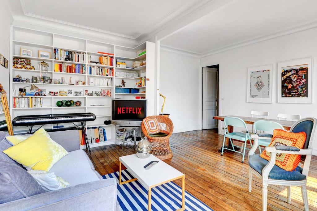 un salon avec un canapé et une table dans l'établissement Charmant 70m2 pour 4 pers Rue de Crussol Paris, à Paris