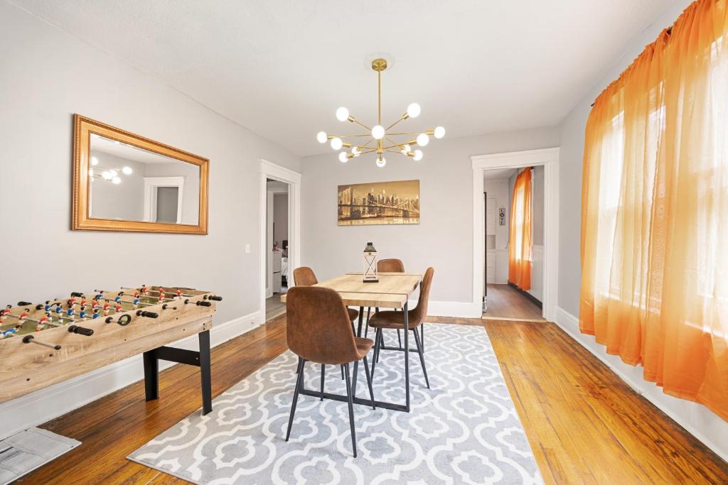 Fotografie z fotogalerie ubytování Modern 2BR Mins to Univ, Zoo, Destiny, Downtown v destinaci Syracuse