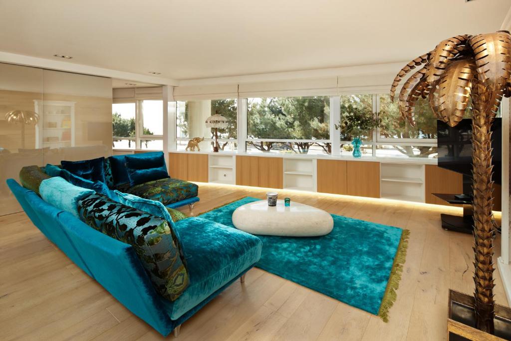 un salon avec un canapé bleu et une table dans l'établissement Superbe Appartement T4 de 128m², à La Baule