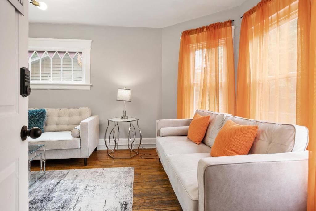 Posezení v ubytování Modern 2BR Mins to Univ, Zoo, Destiny, Downtown