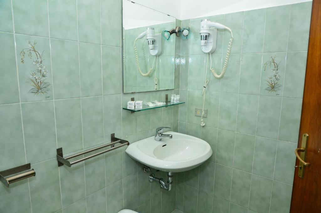 Hotel Gambassi - Quadruple Room With Private Bathroom