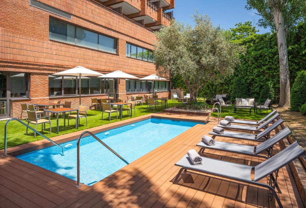 The swimming pool at or close to Hotel Madrid Alameda Aeropuerto, Affiliated by Meliá