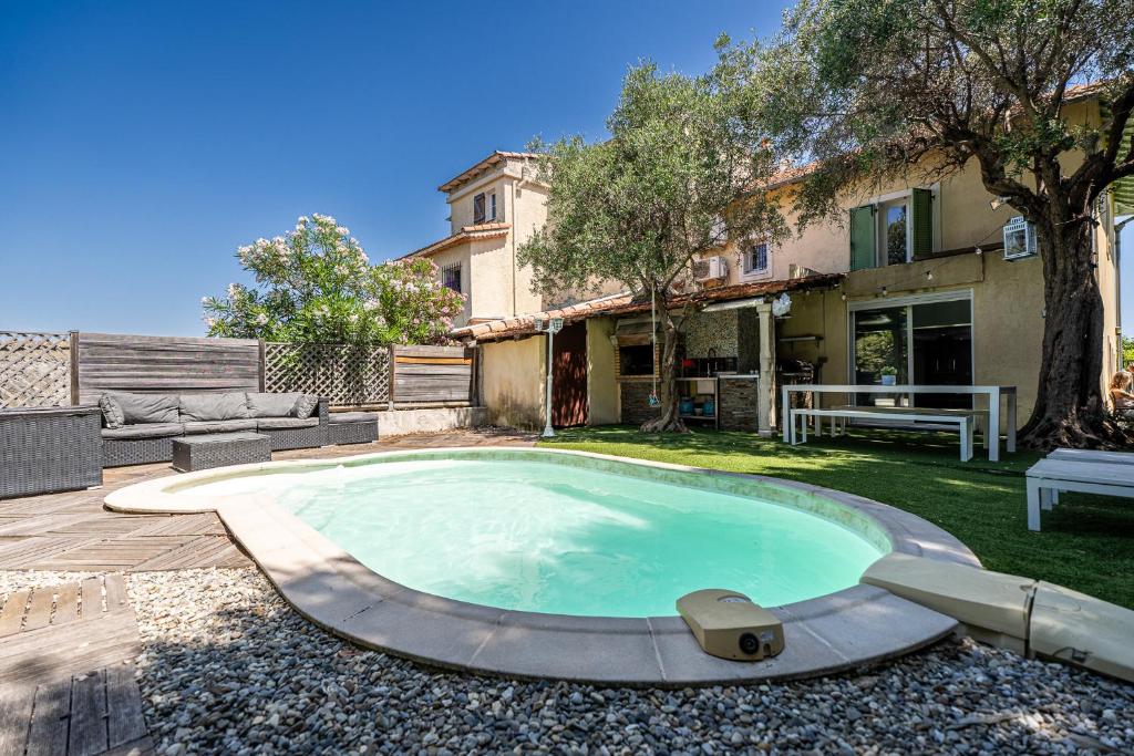 une piscine dans la cour d'une maison dans l'établissement Villa Serenity, à Nice