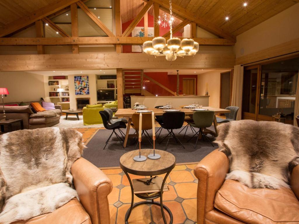 un salon avec deux chaises et une table dans l'établissement Chalet de prestige 5* aux Gets avec jacuzzi et cheminée - FR-1-598-39, aux Gets