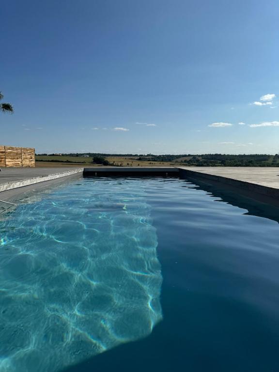 Πισίνα στο ή κοντά στο Architect designed house with view