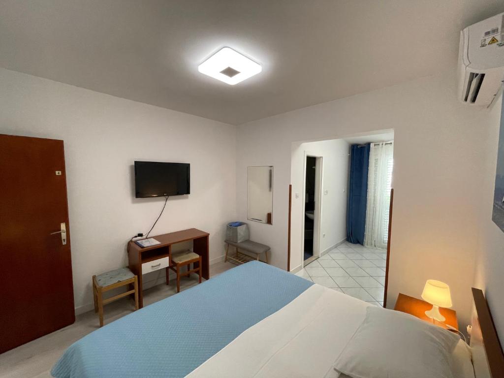 Postel nebo postele na pokoji v ubytování Apartmens and Rooms Madunic V