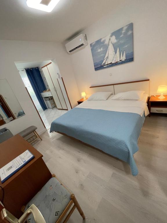 Postel nebo postele na pokoji v ubytování Apartmens and Rooms Madunic V