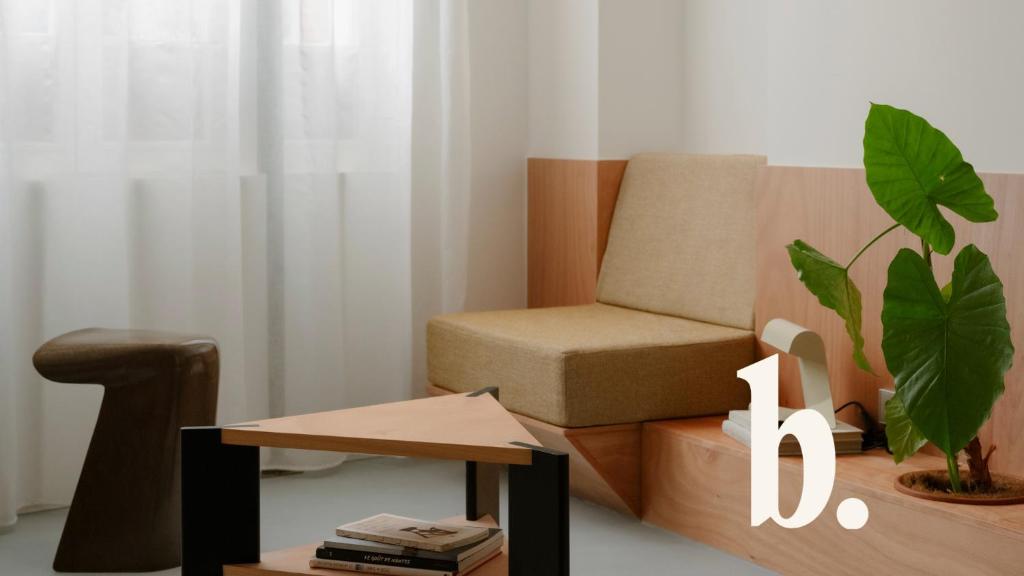 un salon avec une chaise et une table dans l'établissement Babylon Montmartre, à Paris