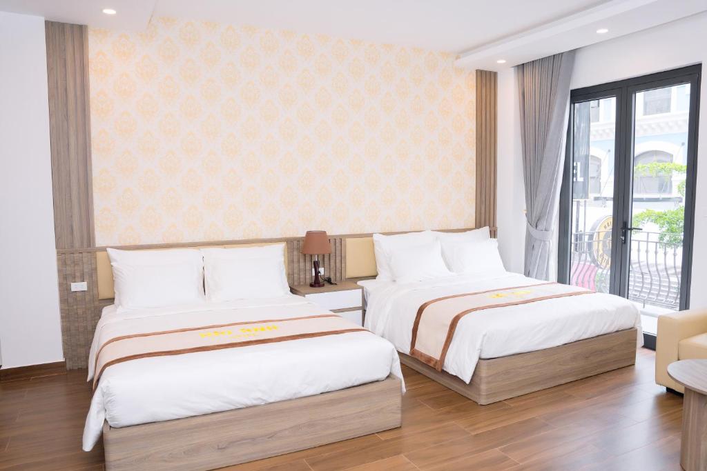 Postel nebo postele na pokoji v ubytování Hải Anh Hotel & Apartment - KDL Đồi Rồng
