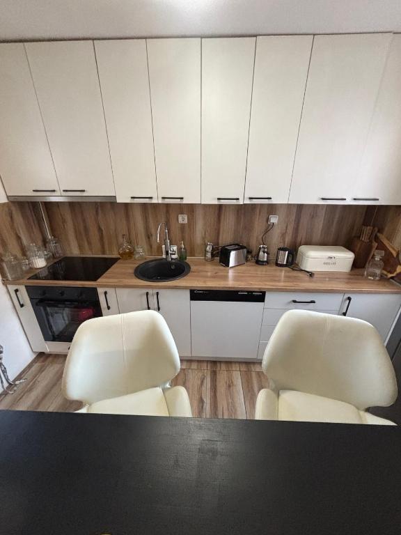 Kuchyň nebo kuchyňský kout v ubytování Apartmani Keka