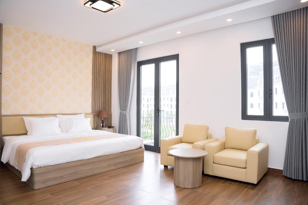 Postel nebo postele na pokoji v ubytování Hải Anh Hotel & Apartment - KDL Đồi Rồng