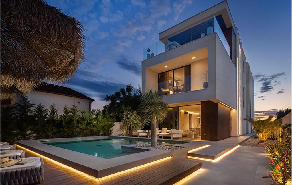 Bazén v ubytování Gorgeous Home In Petrcane With Sauna nebo v jeho okolí