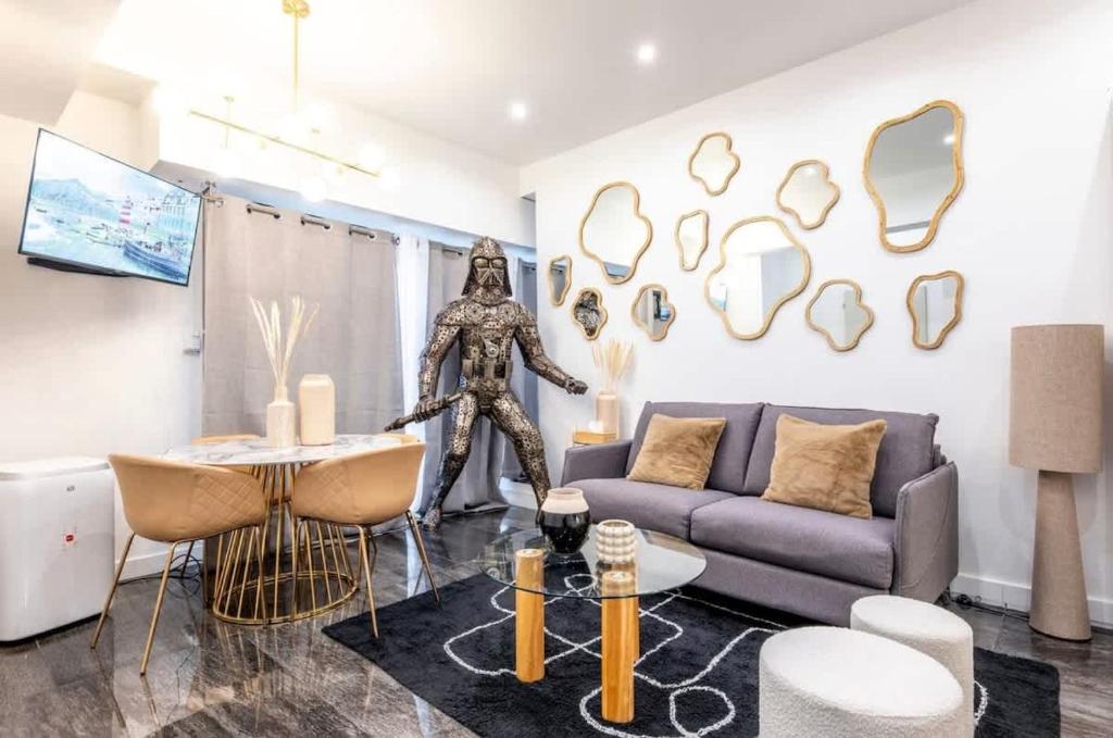 - un salon avec un canapé et des miroirs sur le mur dans l'établissement Keyz - Central 1 Bedroom near the Picasso Museum, à Paris