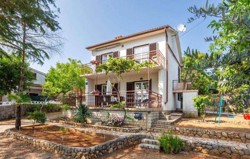 a house with a garden in front of it at 1 Bedroom Nice Apartment In Pinezici in Pinezici