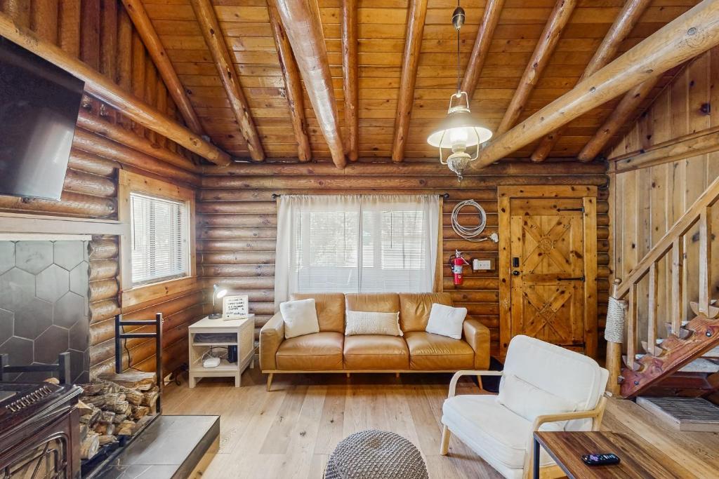 a living room with a couch and a tv at Cowboy Cabin in Pinetop-Lakeside