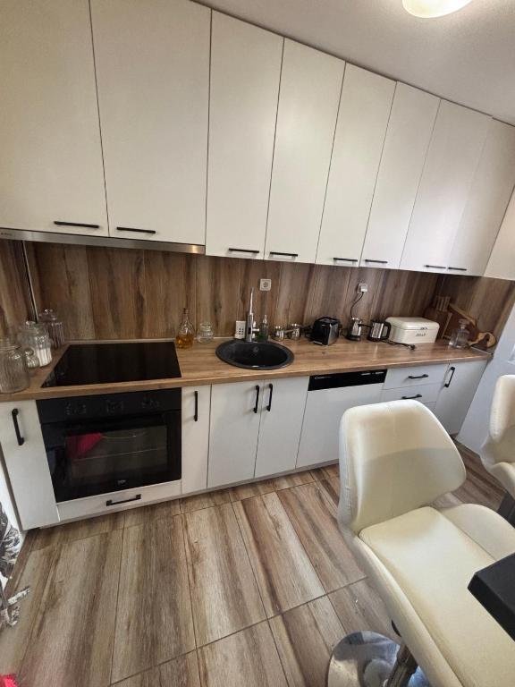 Kuchyň nebo kuchyňský kout v ubytování Apartmani Keka