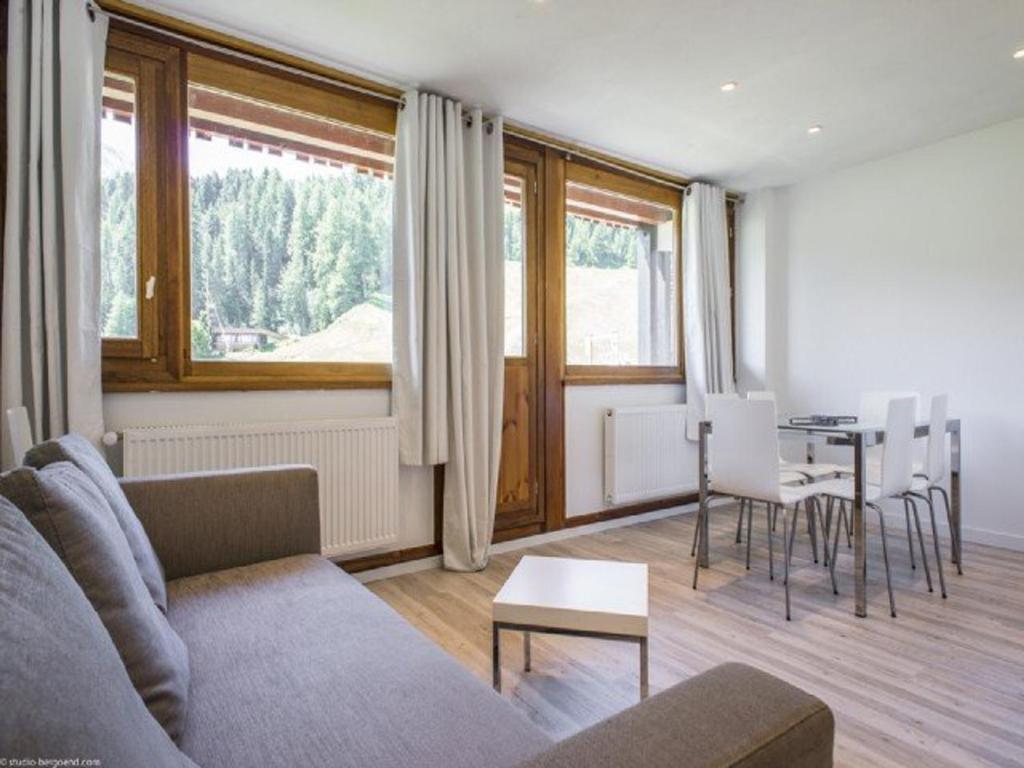 un salon avec un canapé et une table dans l'établissement Appartement rénové, 6 pers, balcon sud face aux pistes, parking, Plagne Centre - FR-1-351-20, à Plagne 1800