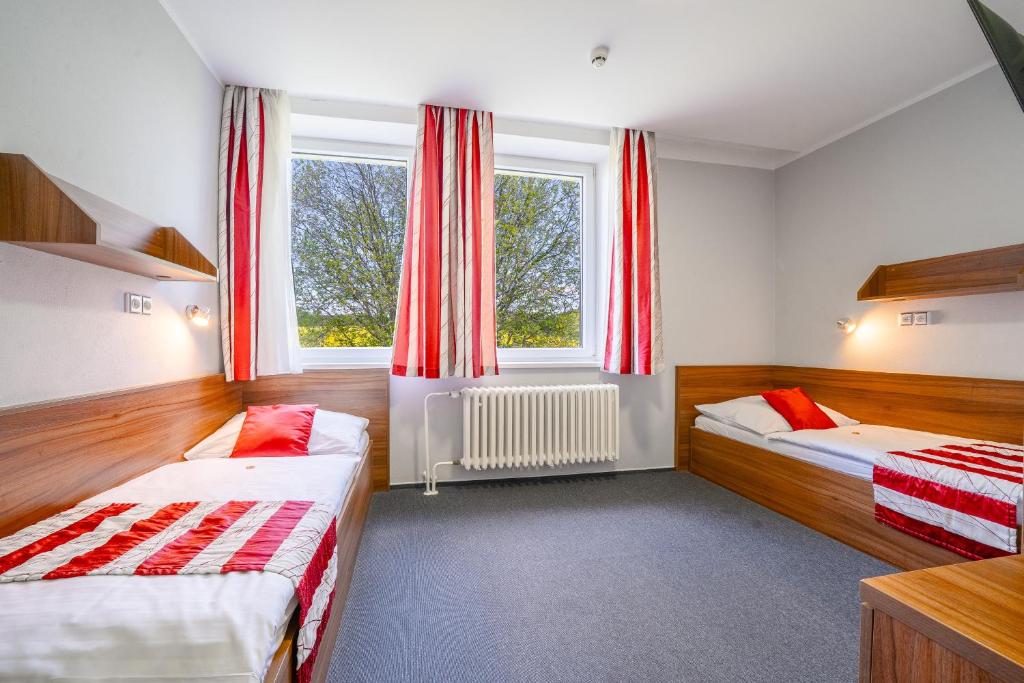 Postel nebo postele na pokoji v ubytování Hotel u Ledu
