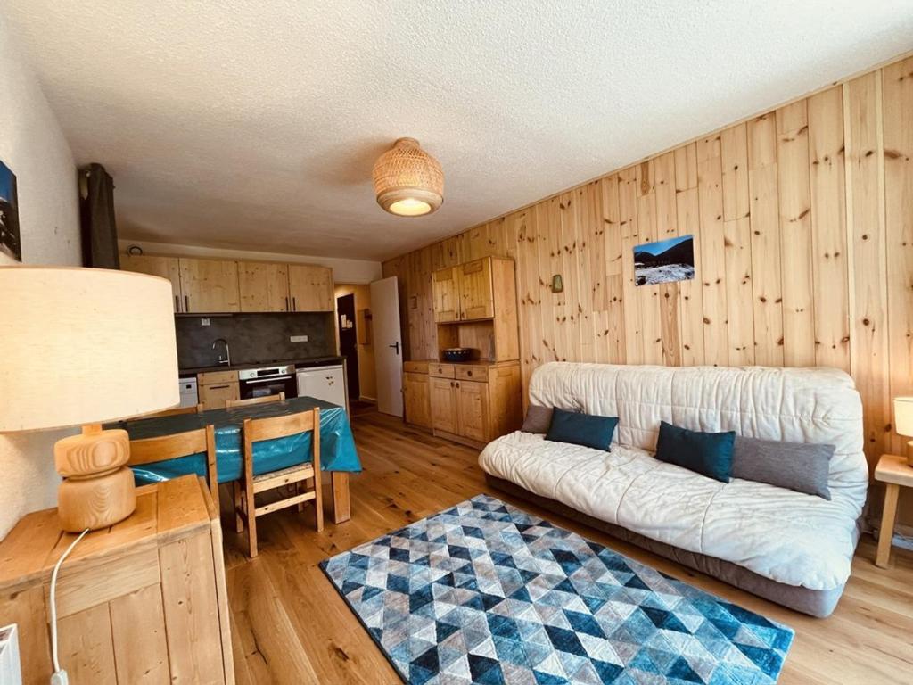 un salon avec un canapé et une cuisine dans l'établissement Appartement 3 pièces pour 6 personnes à Plan Peisey, accès direct pistes - FR-1-757-121, à Peisey-Nancroix