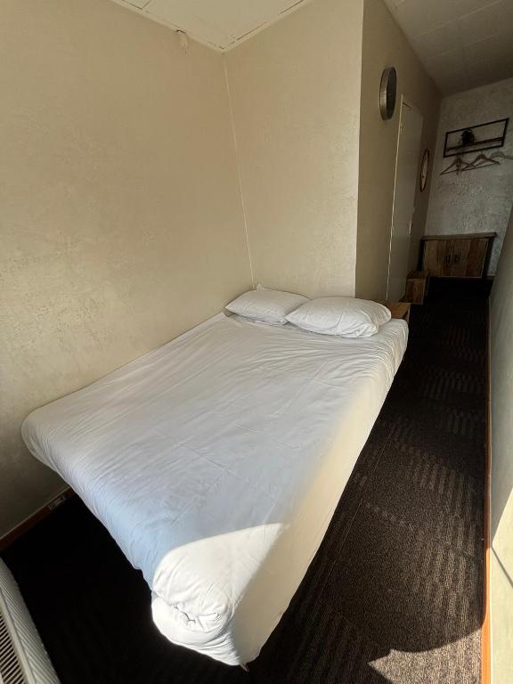 Postel nebo postele na pokoji v ubytování Flex-Inn