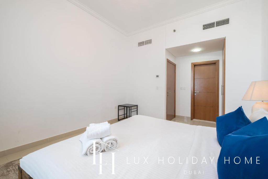 Postel nebo postele na pokoji v ubytování LUX The Sky View Suite Dubai Marina
