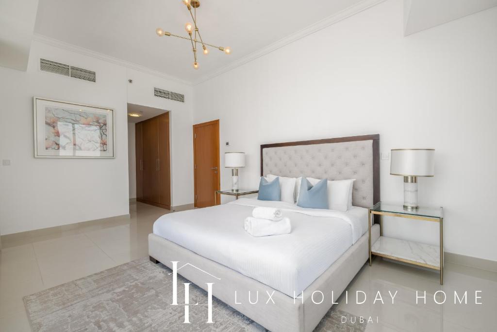 Postel nebo postele na pokoji v ubytování LUX The Sky View Suite Dubai Marina