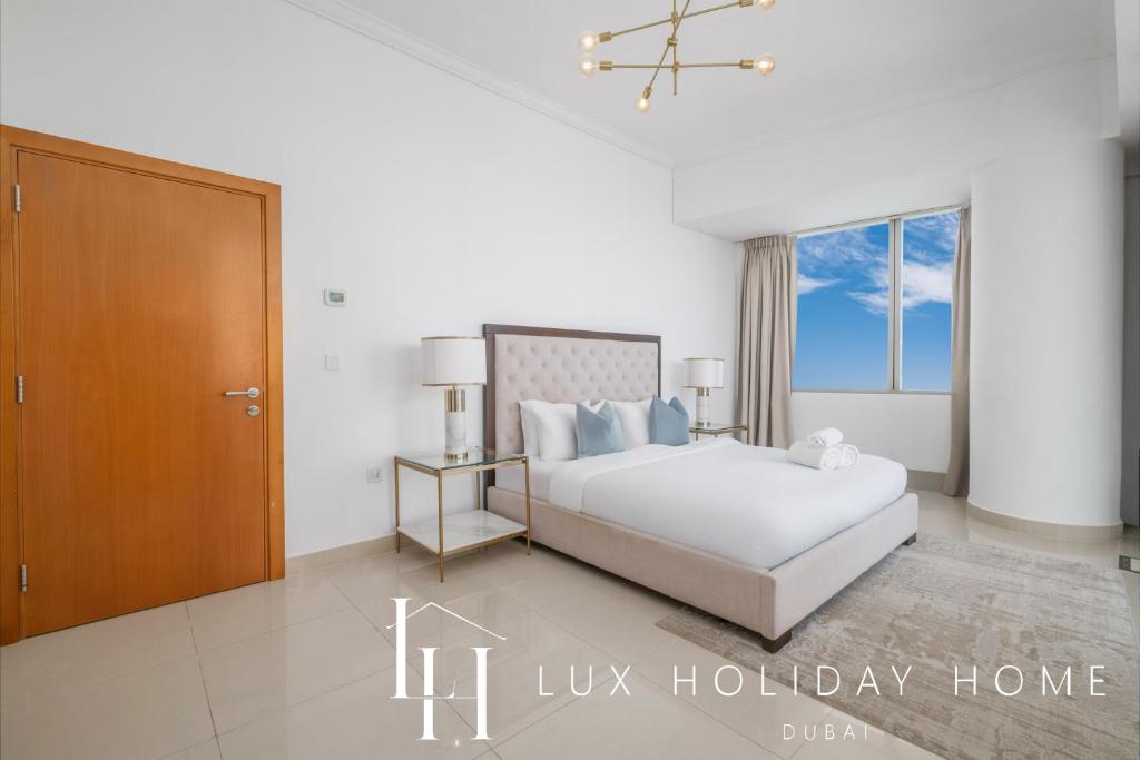 Postel nebo postele na pokoji v ubytování LUX The Sky View Suite Dubai Marina