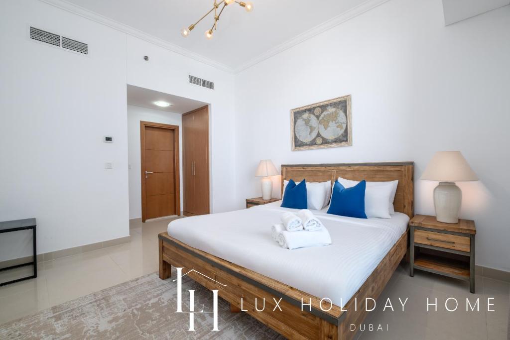 Postel nebo postele na pokoji v ubytování LUX The Sky View Suite Dubai Marina