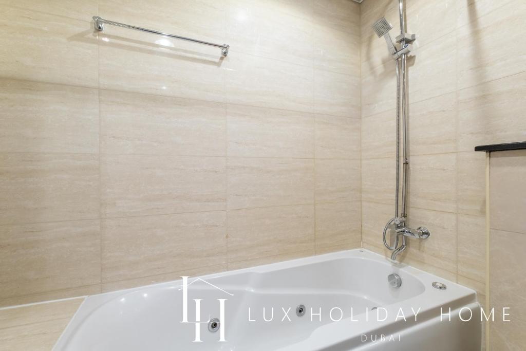 Koupelna v ubytování LUX The Sky View Suite Dubai Marina