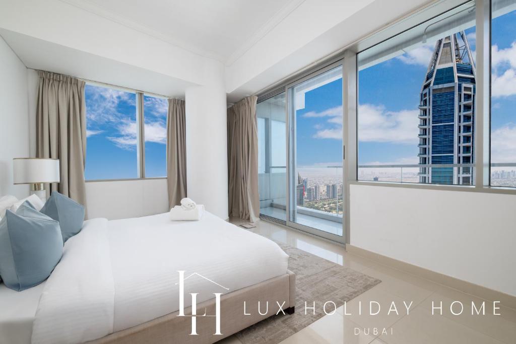 Postel nebo postele na pokoji v ubytování LUX The Sky View Suite Dubai Marina
