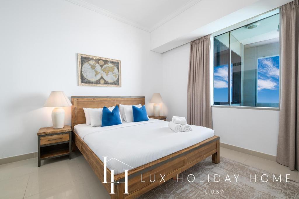 Postel nebo postele na pokoji v ubytování LUX The Sky View Suite Dubai Marina