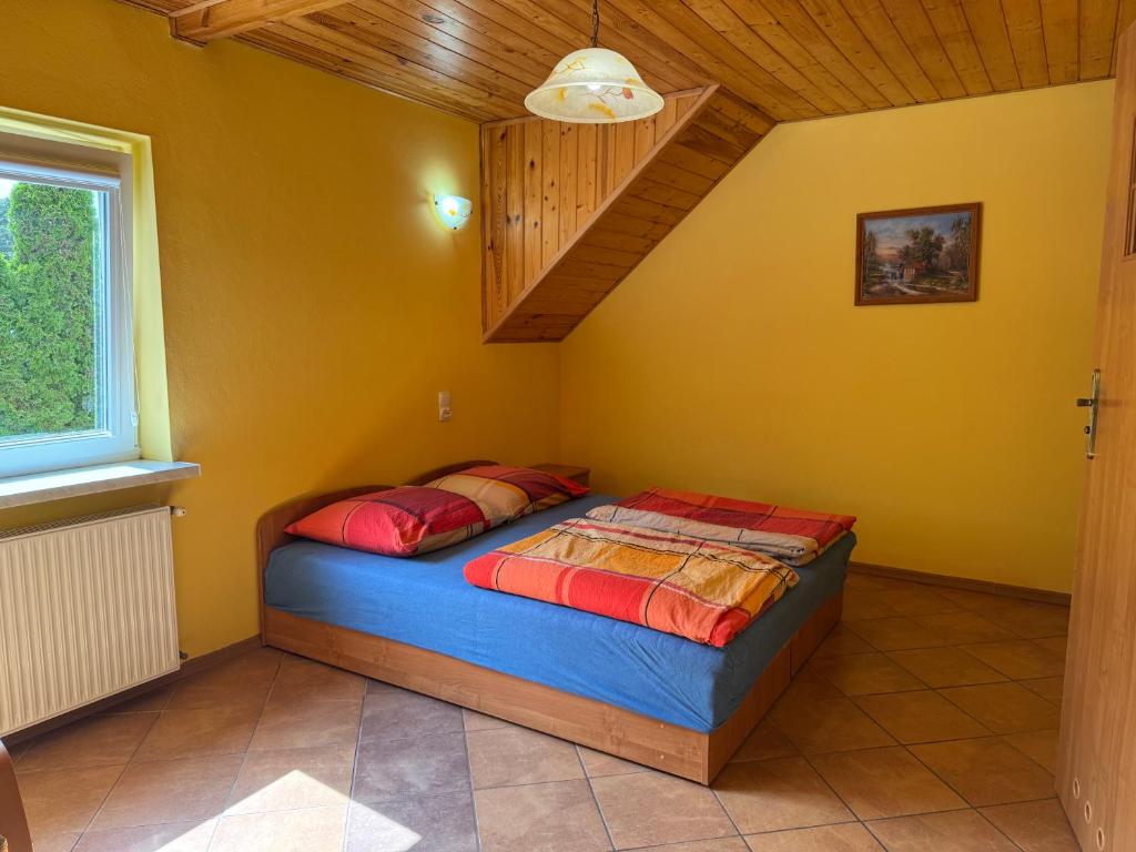 Postel nebo postele na pokoji v ubytování Na Skraju Lasu Wilkasy