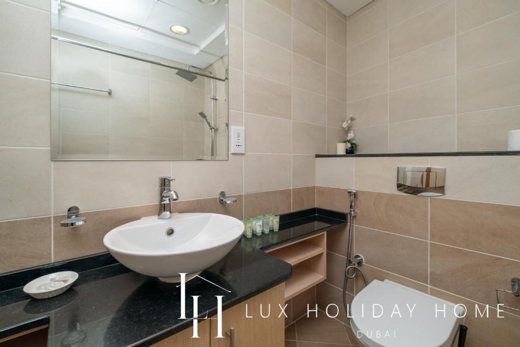 Koupelna v ubytování LUX The Sky View Suite Dubai Marina