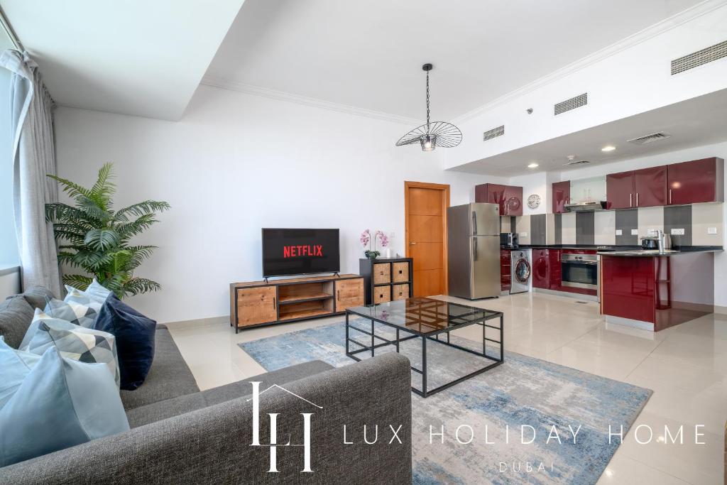 Kuchyň nebo kuchyňský kout v ubytování LUX The Sky View Suite Dubai Marina