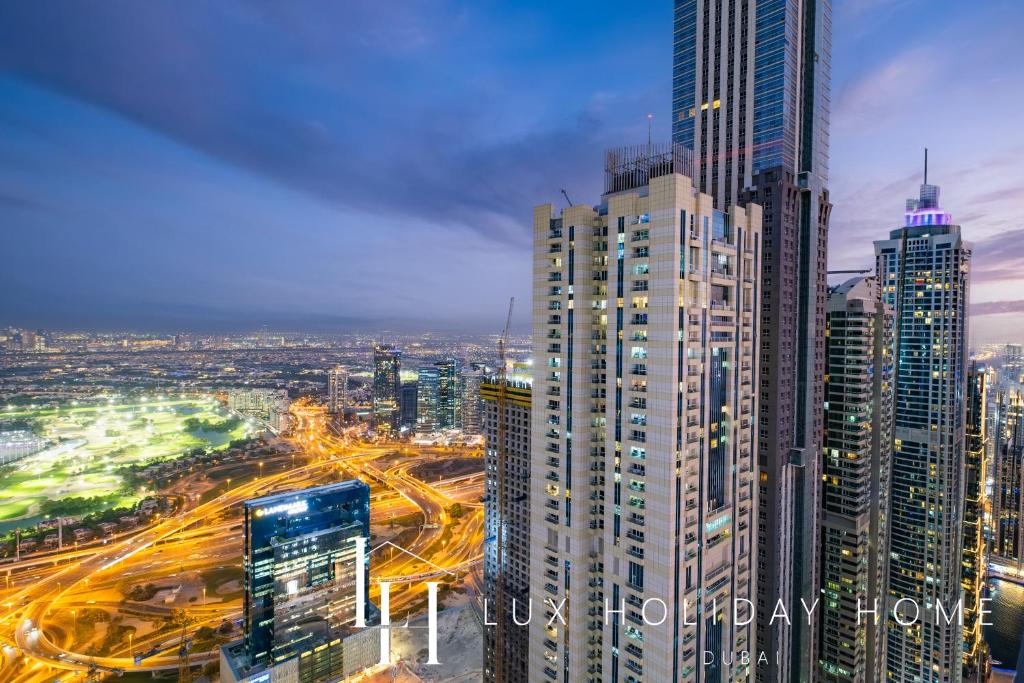 Nespecifikovaný výhled na destinaci Dubaj nebo výhled na město při pohledu z apartmánu