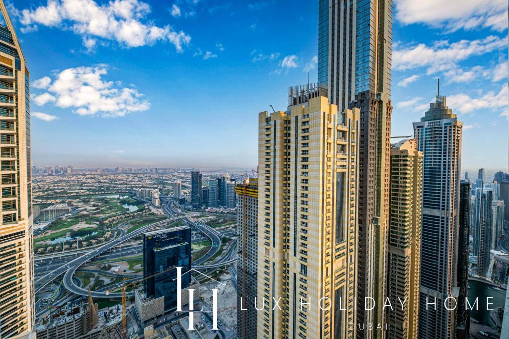 Nespecifikovaný výhled na destinaci Dubaj nebo výhled na město při pohledu z apartmánu