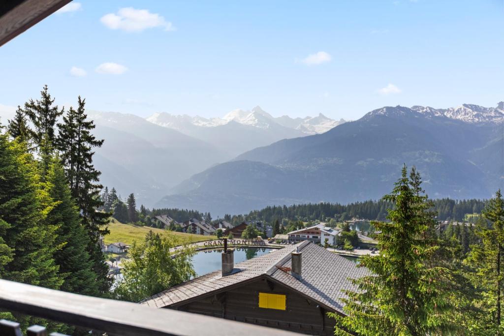 克莱恩 蒙塔纳Piscine, Ski & Vue sur le lac - Crans 6 pers的以及山景阳台。
