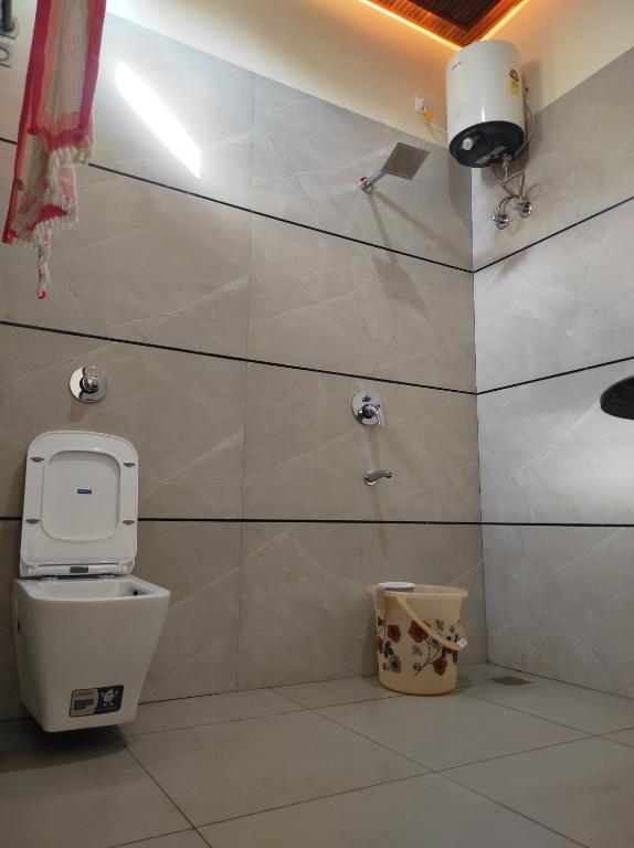 un bagno con un water in una stanza di KIMBA FARMS & RESORTS Mangatta a Mūrhīpār