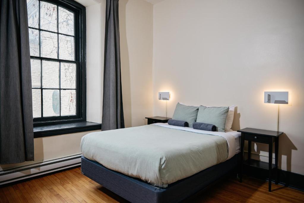 Postel nebo postele na pokoji v ubytování Saintlo Ottawa Jail Hostel